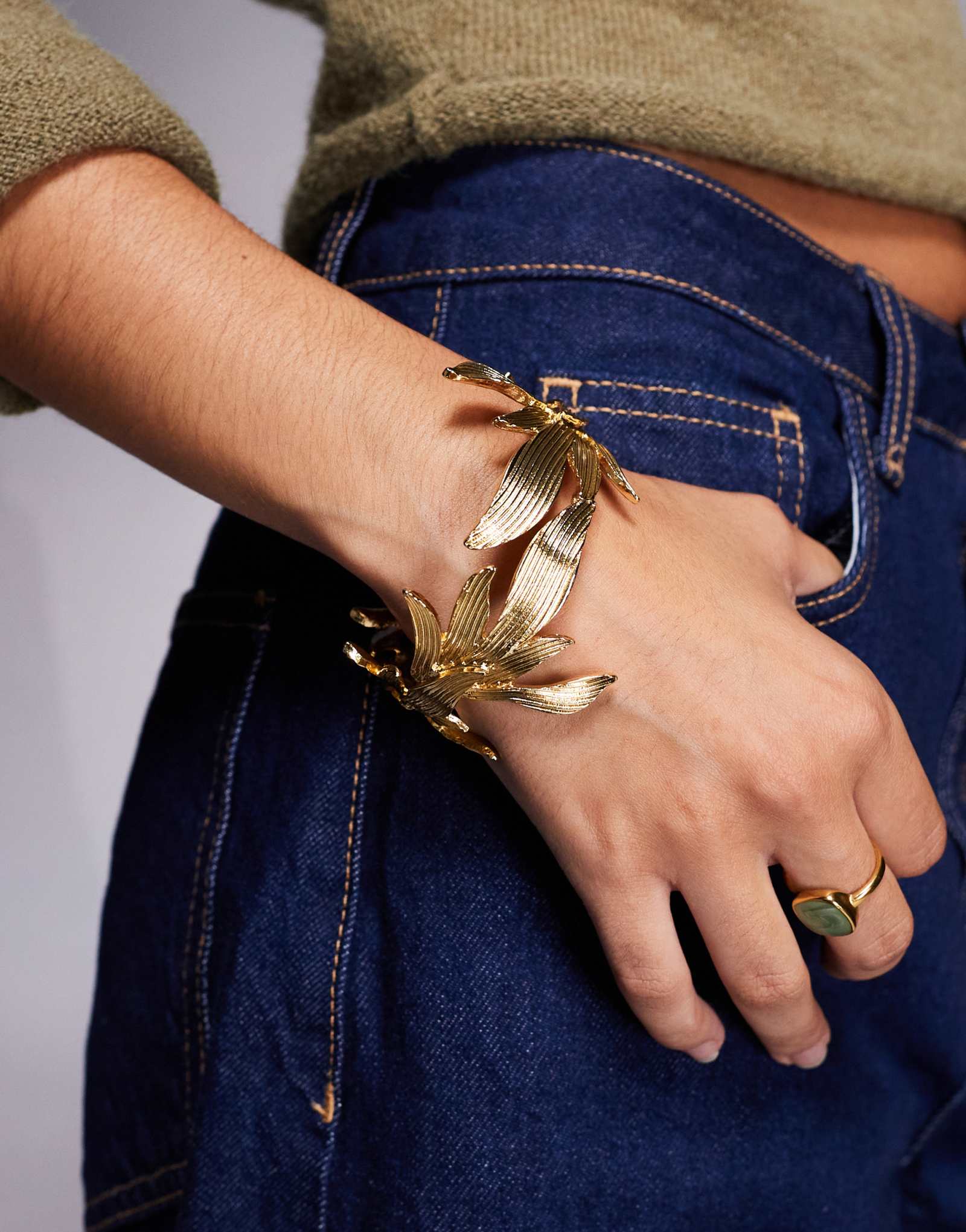 Эффектный браслет-манжета с цветочным узором ALDO leafelle золотистого цвета