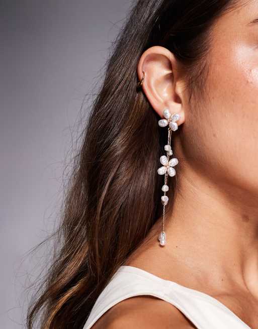 ALDO – Pearlora – Guldfärgade, hängande örhängen med små blommor och pärlhängen