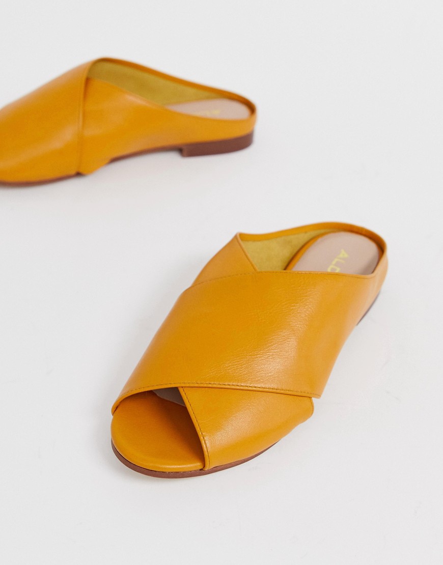 ALDO - Rireviel - Leren sandalen met gekruiste banden in mosterdgeel