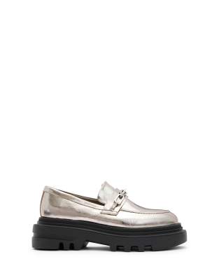 AllSaints - Alexia - Loafer in Graphitgrau mit Kettendetail