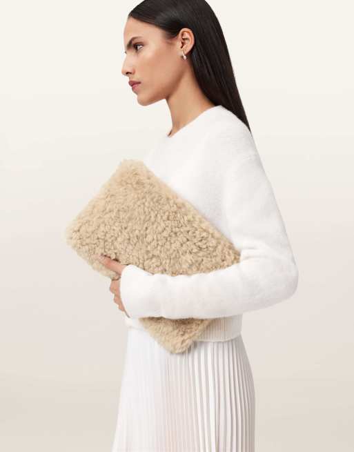 AllSaints – Bettina – Lammfell-Clutch in Natur