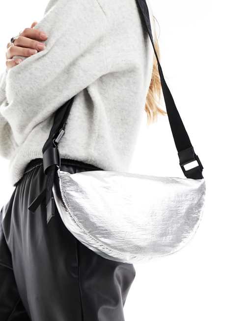 AllSaints - Borsa a tracolla a mezza luna in nylon argento