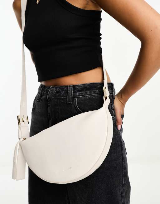 AllSaints - Borsa a tracolla a mezzaluna in pelle bianco sporco