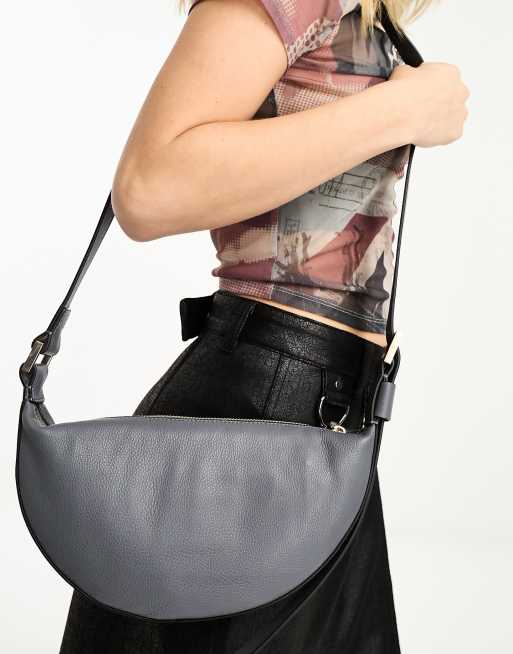 AllSaints - Borsa a tracolla a mezzaluna in pelle grigia