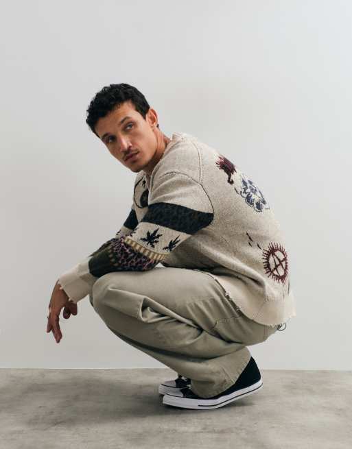 AllSaints Bram geborduurd grafisch logovest in bruin/ecru, 5 van 5