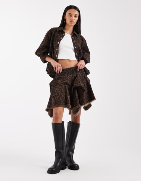 AllSaints – Brązowa jeansowa spódnica mini z asymetrycznym dołem i wzorem w cętki - view 1