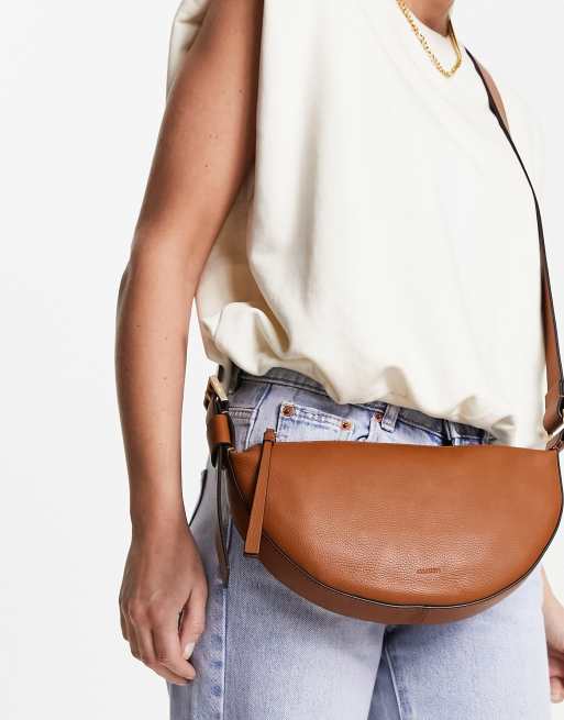 AllSaints - Brun crossbody-taske med halvmåne-design i læder