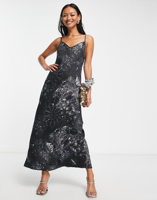 AllSaints – Bryony Liza – Midikleid aus schwarzem Satin mit Print