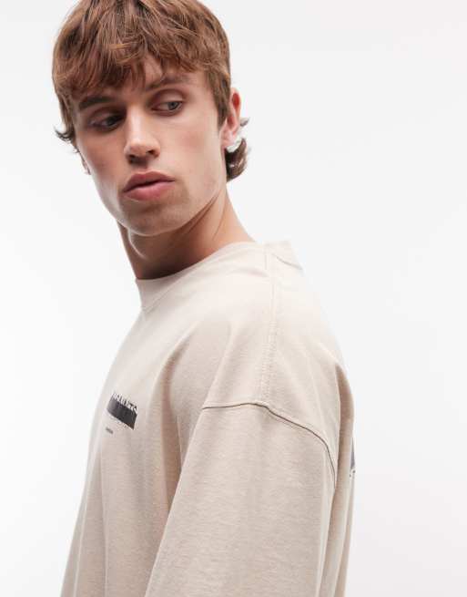 AllSaints - Camiseta marrón claro extragrande con logo bordado y estampado en la espalda Redact, 3 de 5