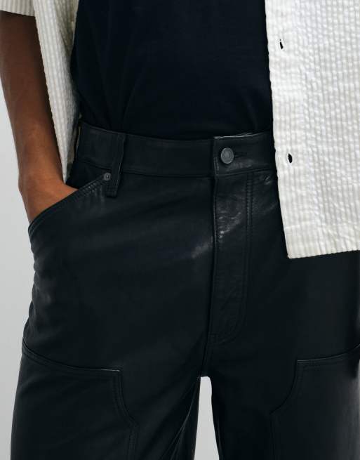 AllSaints Carver pantalones de carpintero de cuero en negro, 3 de 5