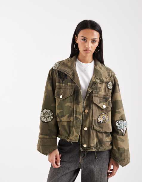 AllSaints - Clay - Grøn jakke med ståkrave og camouflageprint og mærker - view 1