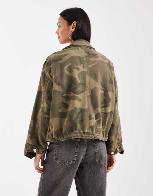 AllSaints - Clay - Grøn jakke med ståkrave og camouflageprint og mærker, 4 af 4