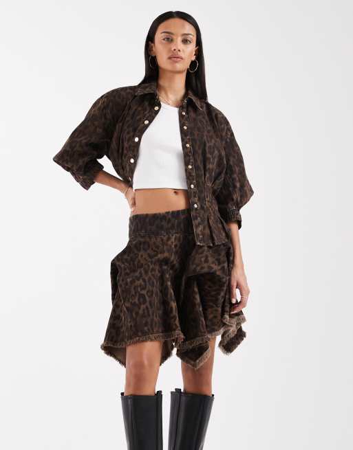 AllSaints - Crissy - Denim mini rok met zakdoekzoom in bruine luipaardprint, 2 van 5