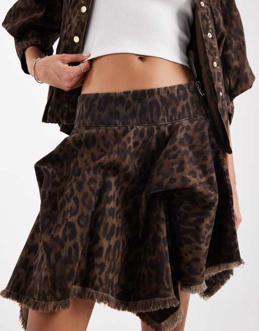 AllSaints - Crissy - Denim mini rok met zakdoekzoom in bruine luipaardprint, 3 van 5