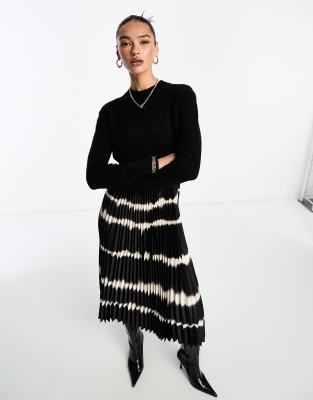 AllSaints - Curtis - Abito midi 2 in 1 plissettato in raso tie dye bianco/nero con top in maglia di lana