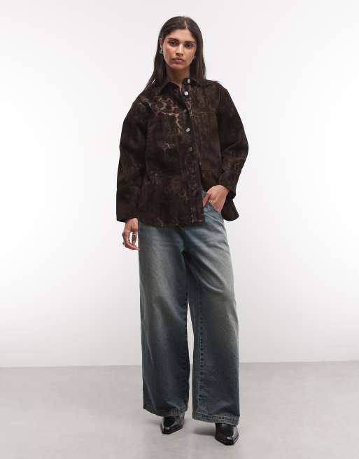 AllSaints Eden set långärmad denimskjorta med flockat leopardtryck i brun, 2 av 4