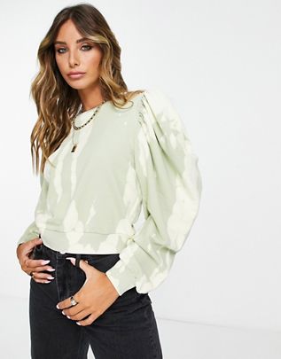 asos.com | AllSaints – Elizah – Limefärgad, batikmönstrad sweatshirt med draperad ärm