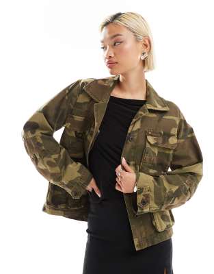 AllSaints - Elm - Cargojacke mit Camouflagemuster in Khaki-Grün