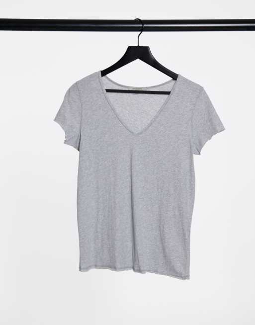 AllSaints – Emelyn Tonic – T-Shirt mit V-Ausschnitt in Grau