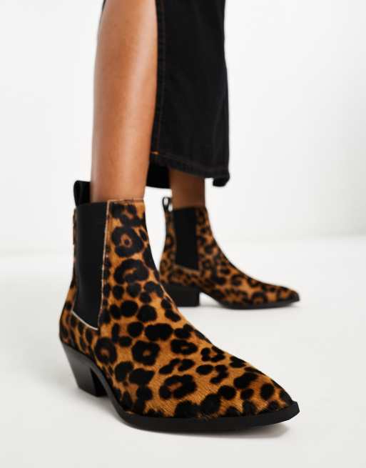 AllSaints – Fox – Skórzane buty do kostki na obcasie we wzór w panterkę