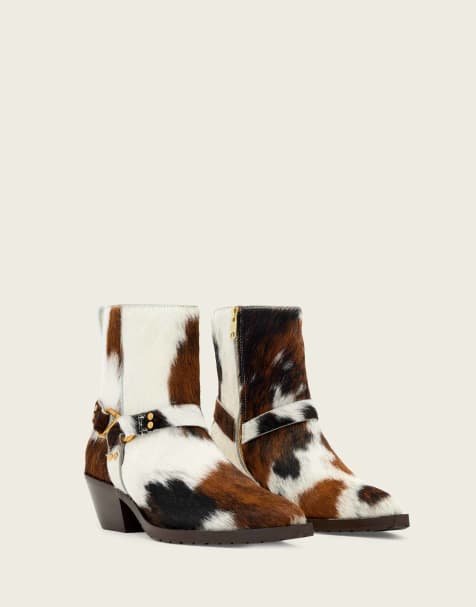 AllSaints – Fox – Stiefel mit Kuhfellmuster und Karabinerhaken - view 1