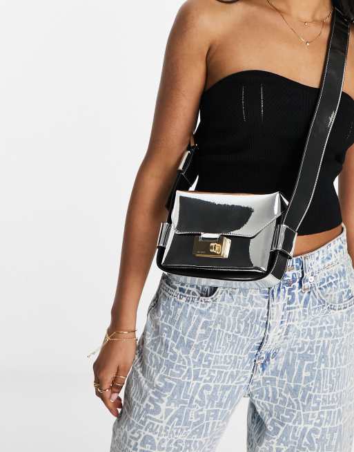AllSaints – Frankie – Umhängetasche aus Leder in Silber
