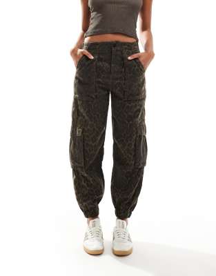 Freda cargo pants in leopard print-Green