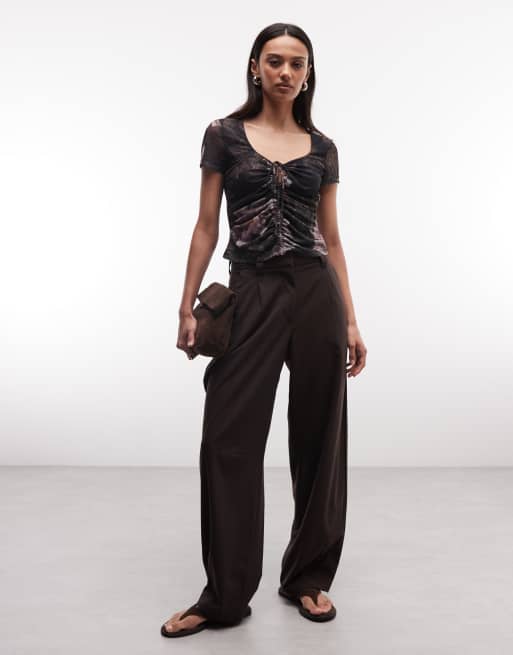 AllSaints – Gabby – Kurzärmliges, gerafftes Netzstoff-Oberteil in Schwarz mit Schnürung und Blumenmuster, 2 von 4