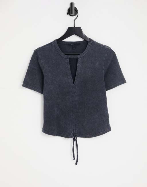 AllSaints – Gigi – Svart T-shirt med utskurna detaljer, rysch och tvättad finish