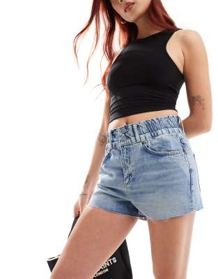 AllSaints - Hailey - Jeans-Shorts in hellblauer Waschung mit elastischem Bund