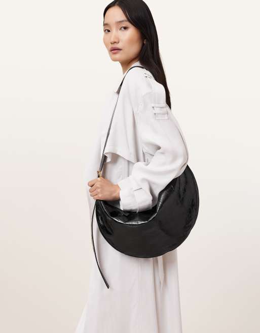 AllSaints – Halbmondförmige Schultertasche in glänzendem Schwarz, 2 von 6