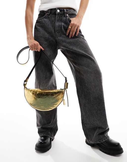 AllSaints – Halbmondförmige Umhängetasche aus gebrochenem Leder in Gold, 3 von 4