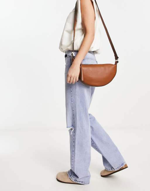 AllSaints - Halve maanvormige crossbody tas van leer in bruin, 2 van 4