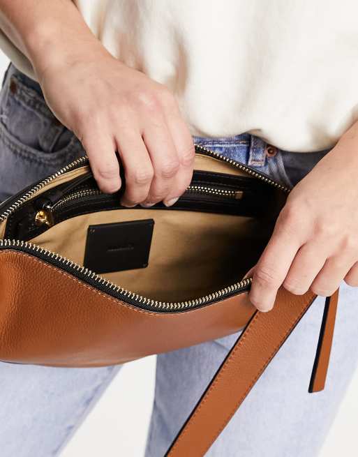 AllSaints - Halve maanvormige crossbody tas van leer in bruin, 3 van 4
