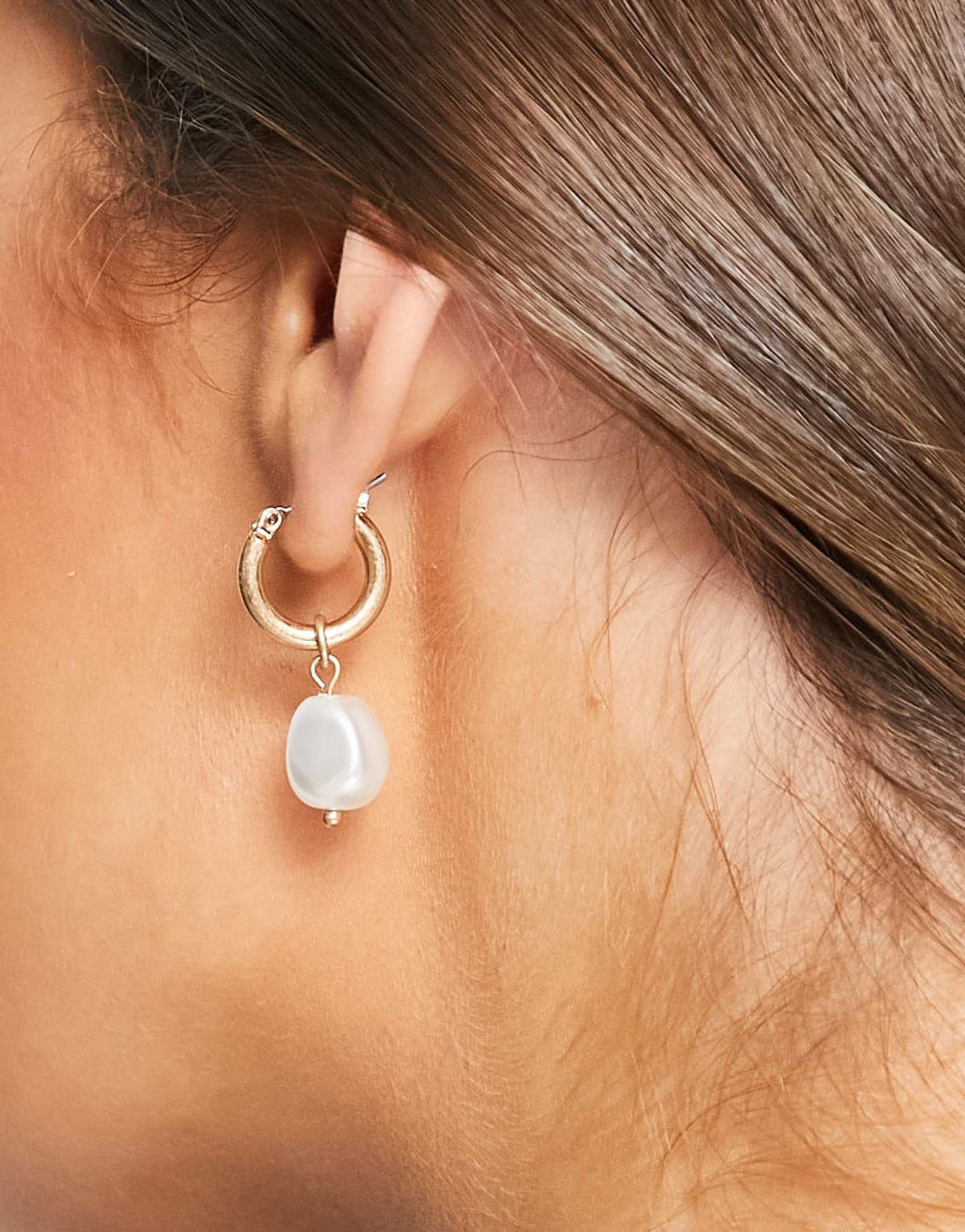 Серьги-кольца AllSaints с подвесками из смешанного жемчуга в золоте