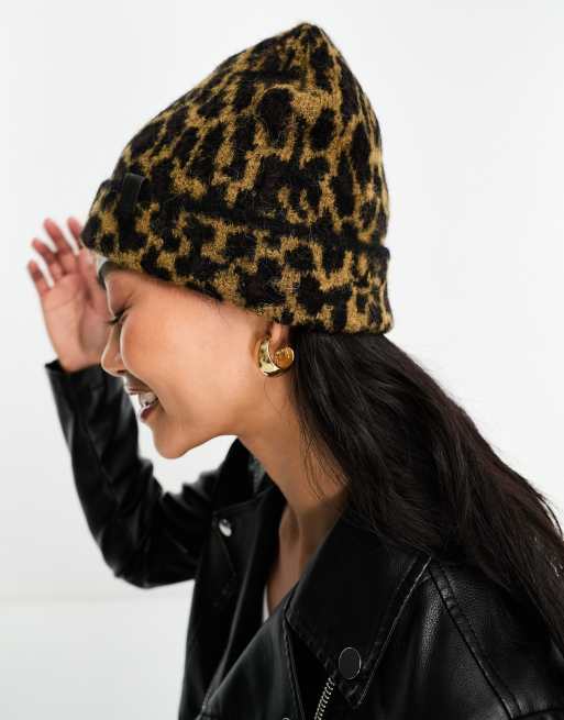 AllSaints - Hue med lædermærke og leopardmønster i børstet strik