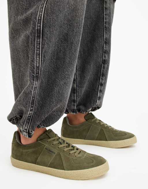AllSaints – Jaimee – Sneaker aus Wildleder in Khakigrün