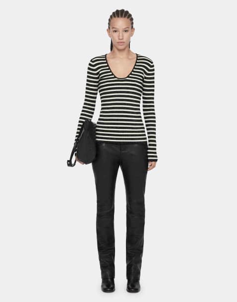 AllSaints Kay gestreiftes Oberteil mit V-Ausschnitt in Schwarz/Chalk White - view 1