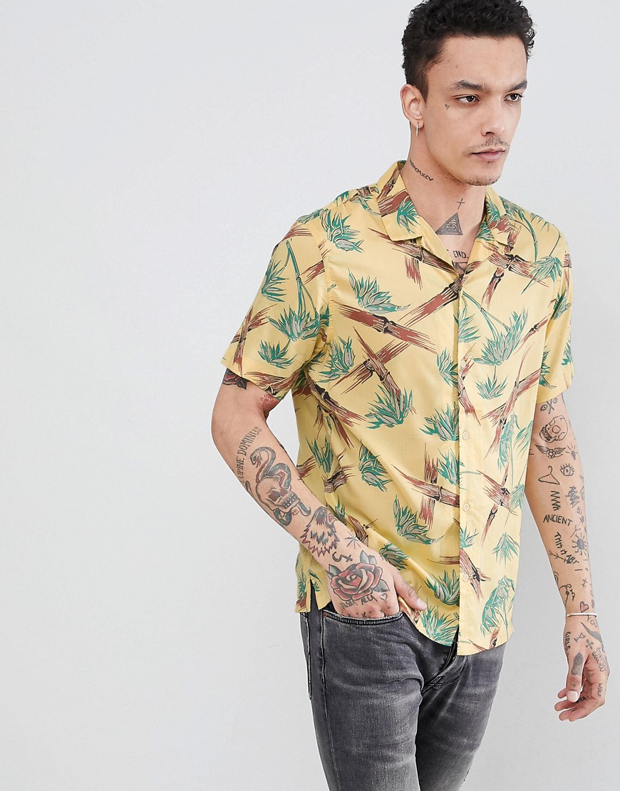 AllSaints – Kortärmad skjorta med gult bambumönster