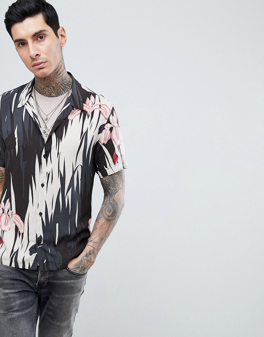 AllSaints – Kortärmad skjorta med Hawaii-mönster-Svart