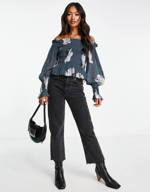 AllSaints – Lara Cordelia – Schulterfreies Oberteil mit Blumenmuster in Rauchgrau, 4 von 4