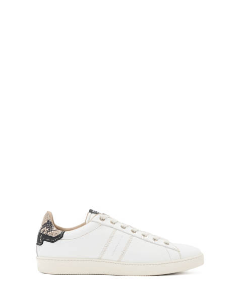 AllSaints – Leon – Niedrige Sneaker aus Wildleder in Weiß/Schwarz - view 1