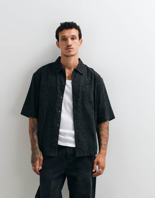 AllSaints - Leopardo - Camicia a maniche corte nera con stampa leopardata, 4 di 5