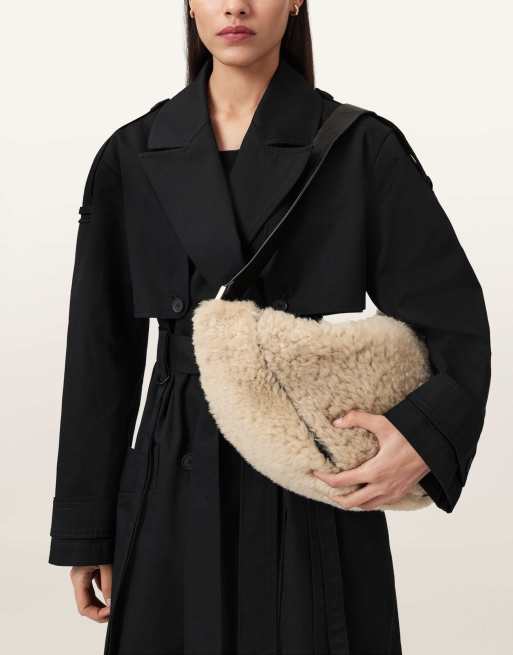 AllSaints – Luna – Lammfell-Schultertasche in Natur/Schwarz