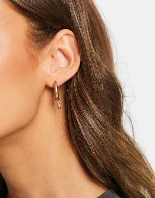 AllSaints - Orecchini a cerchio con pendente piccolo a moneta in ottone