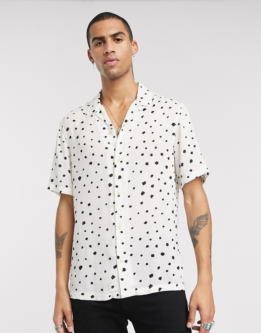 AllSaints - Overhemd met korte mouwen, revers en stippenprint in wit-Zwart