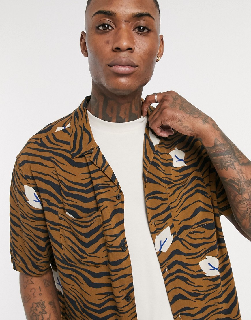 AllSaints - Overhemd met korte mouwen, reverskraag en oranje tijgerprint