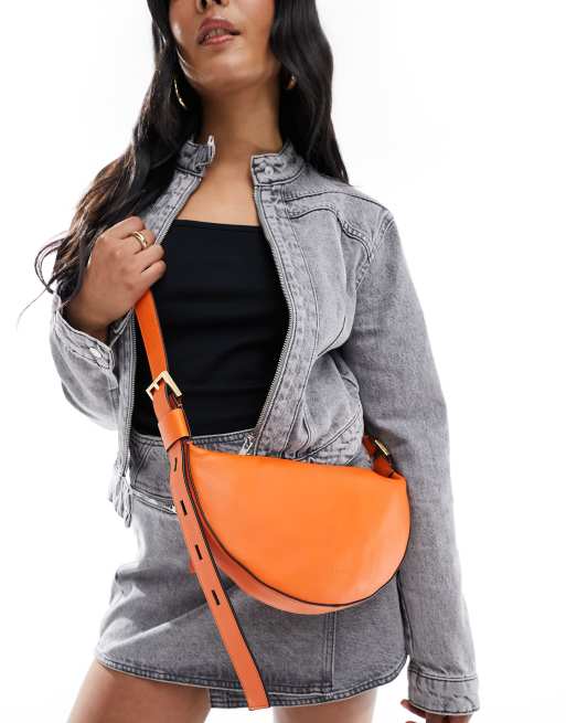 AllSaints – Pomarańczowa, skórzana torebka crossbody w kształcie półksiężyca