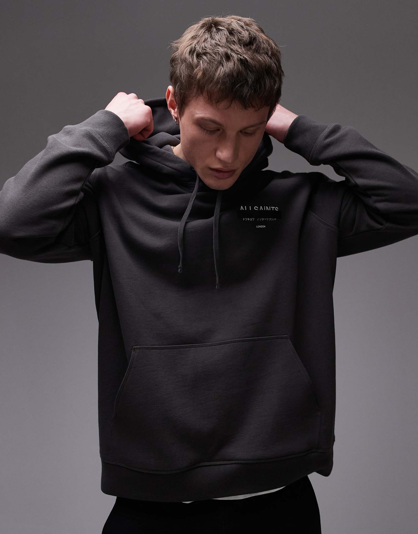AllSaints переделывает толстовку в стираный черный цвет