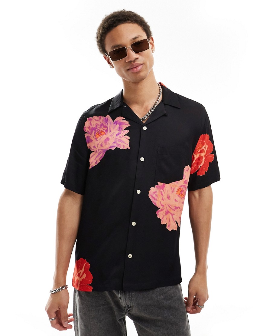 Roze short sleeve shirt in black floral